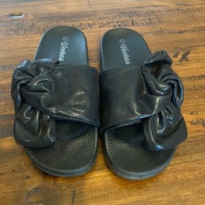 Black Sandals w/Bow Size 6.5
